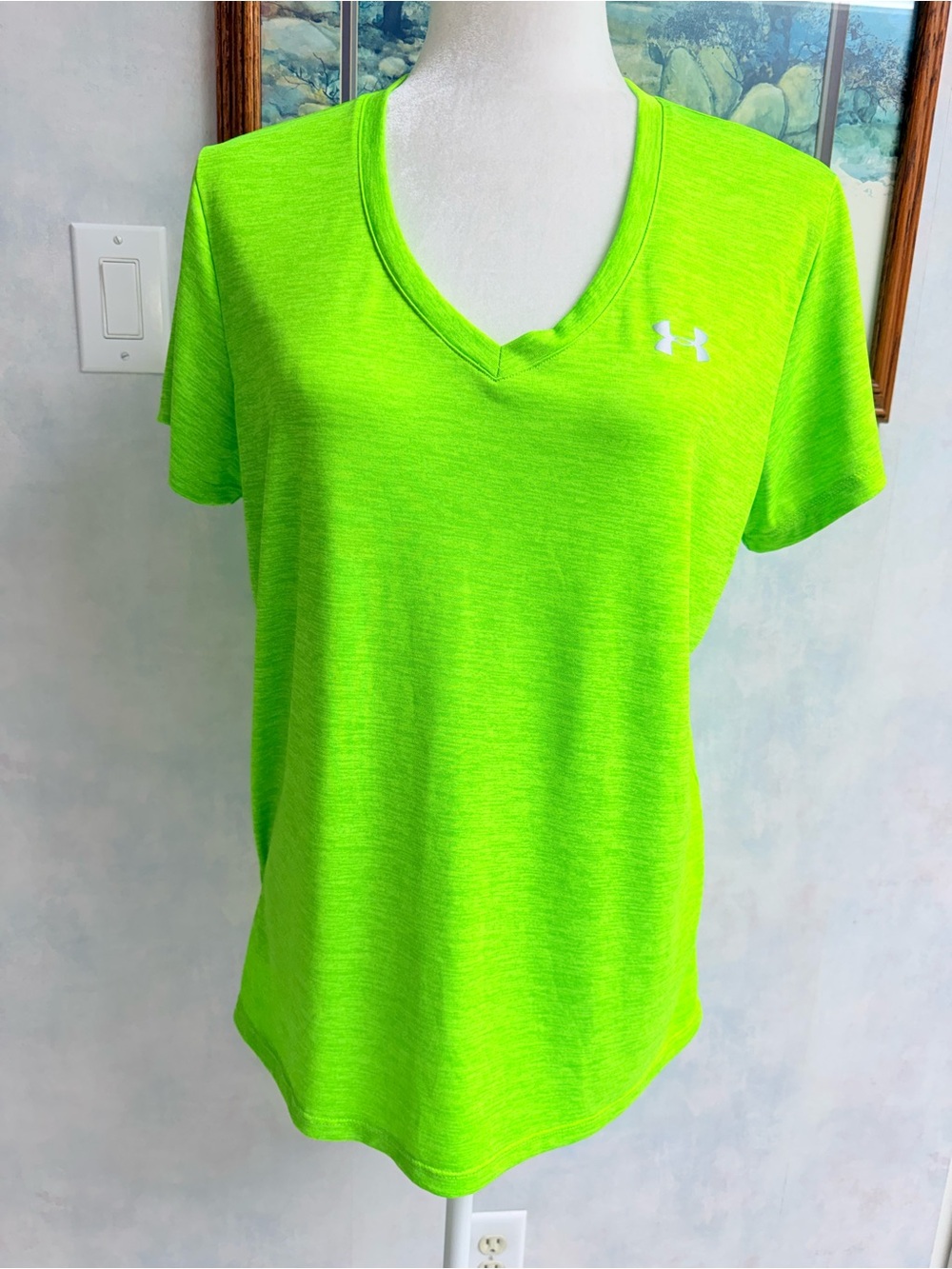 NWOT Under Armour Women's Vibrant Neon Green Heat Gear V-Neck Short Sleeve Tee